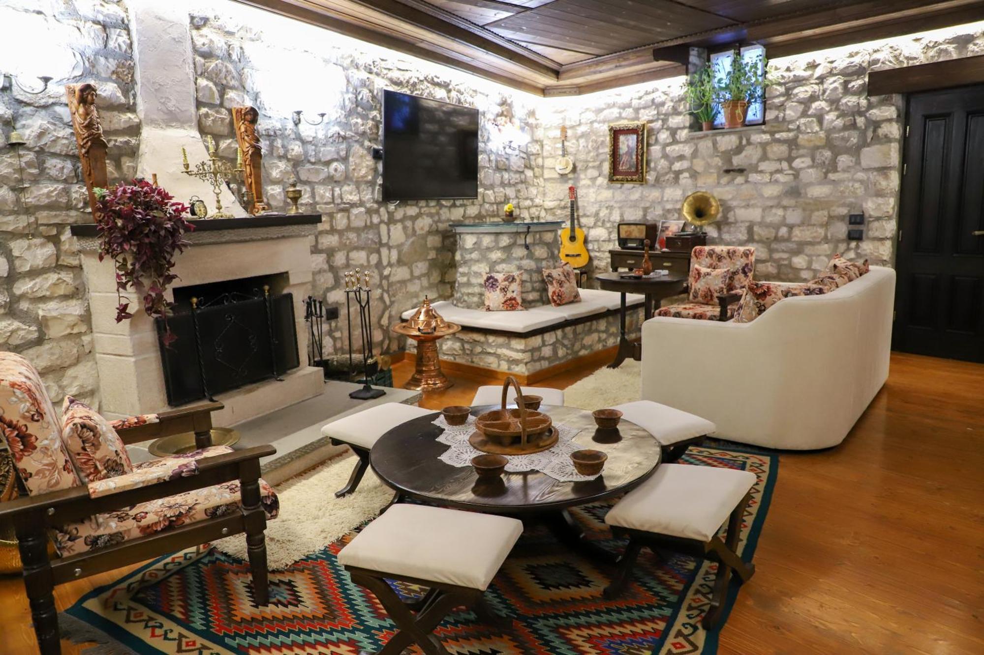 Villa Oda Tomori Berat Bagian luar foto