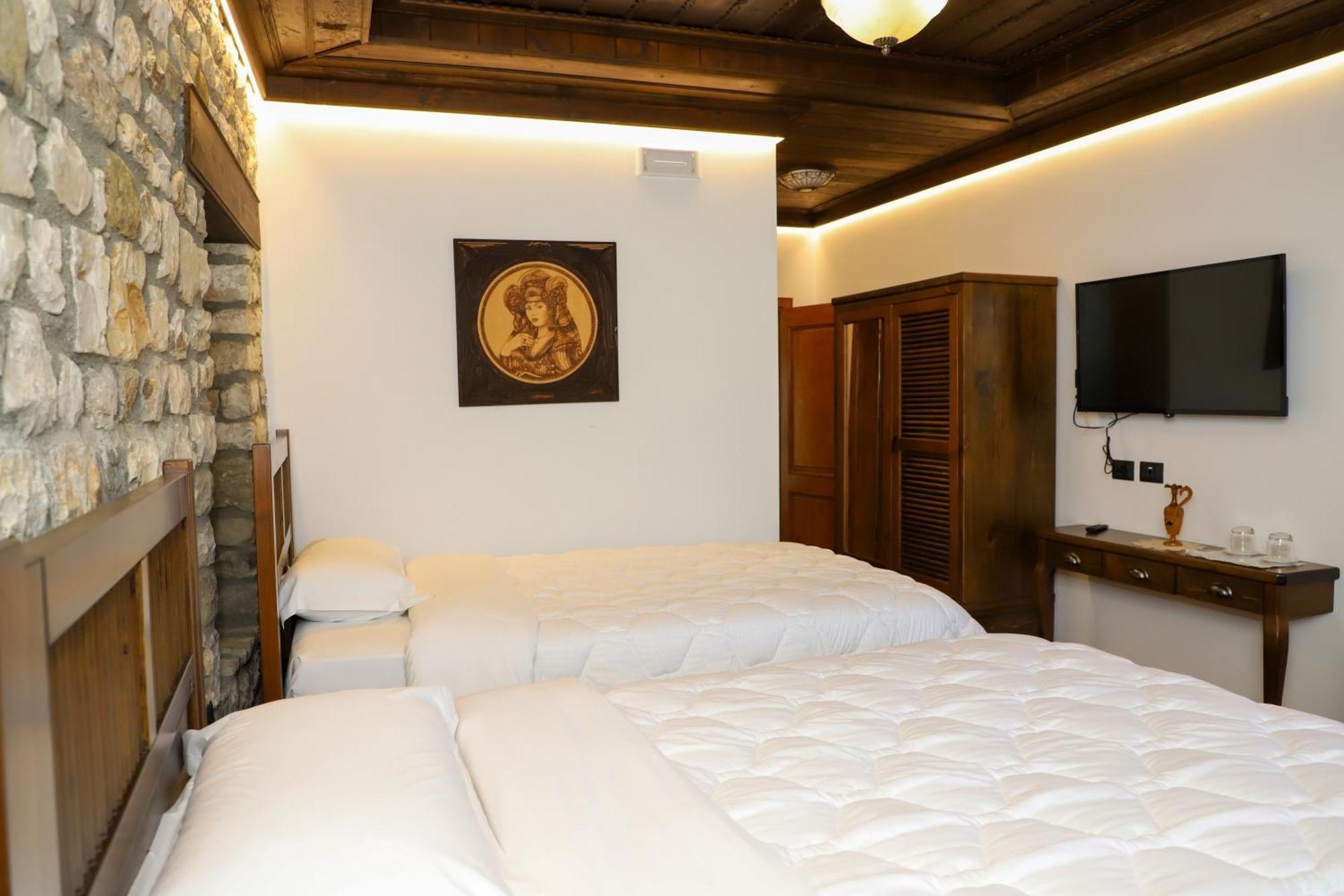Villa Oda Tomori Berat Bagian luar foto