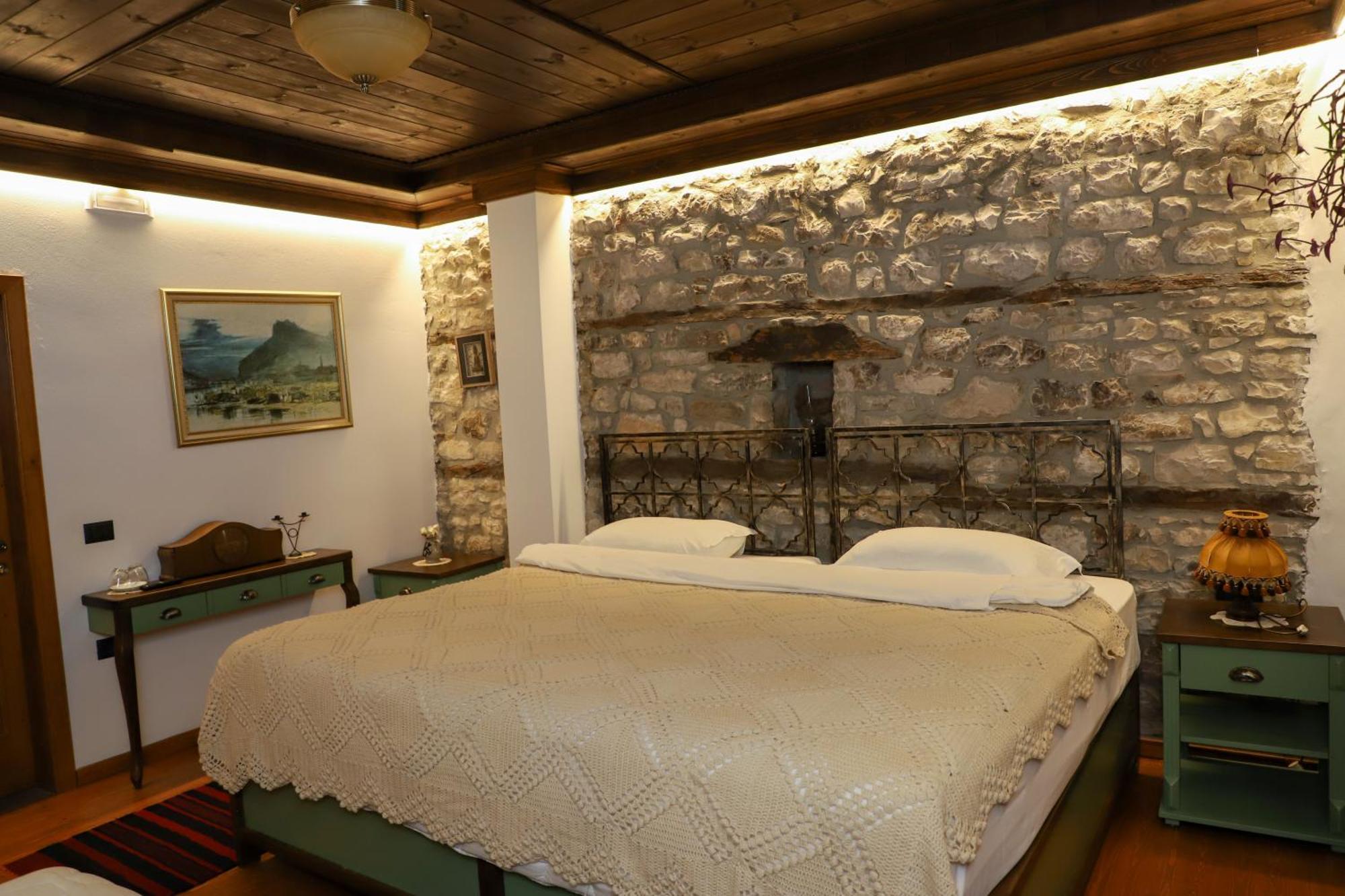 Villa Oda Tomori Berat Bagian luar foto