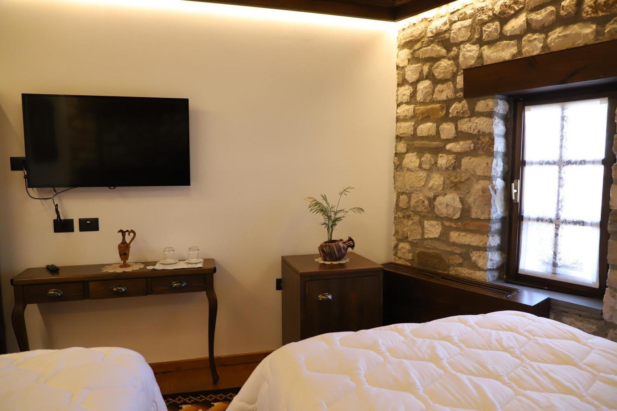 Villa Oda Tomori Berat Bagian luar foto