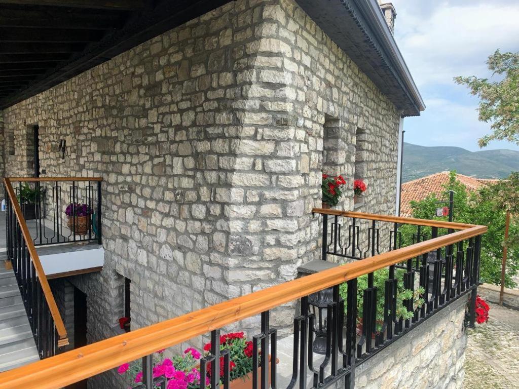 Villa Oda Tomori Berat Bagian luar foto