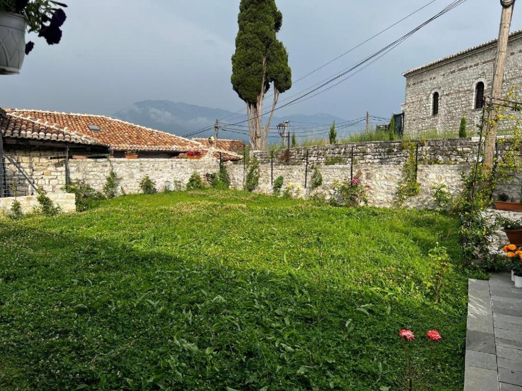 Villa Oda Tomori Berat Bagian luar foto