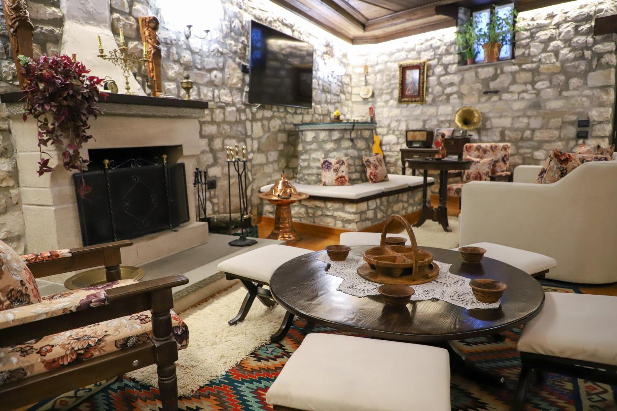 Villa Oda Tomori Berat Bagian luar foto