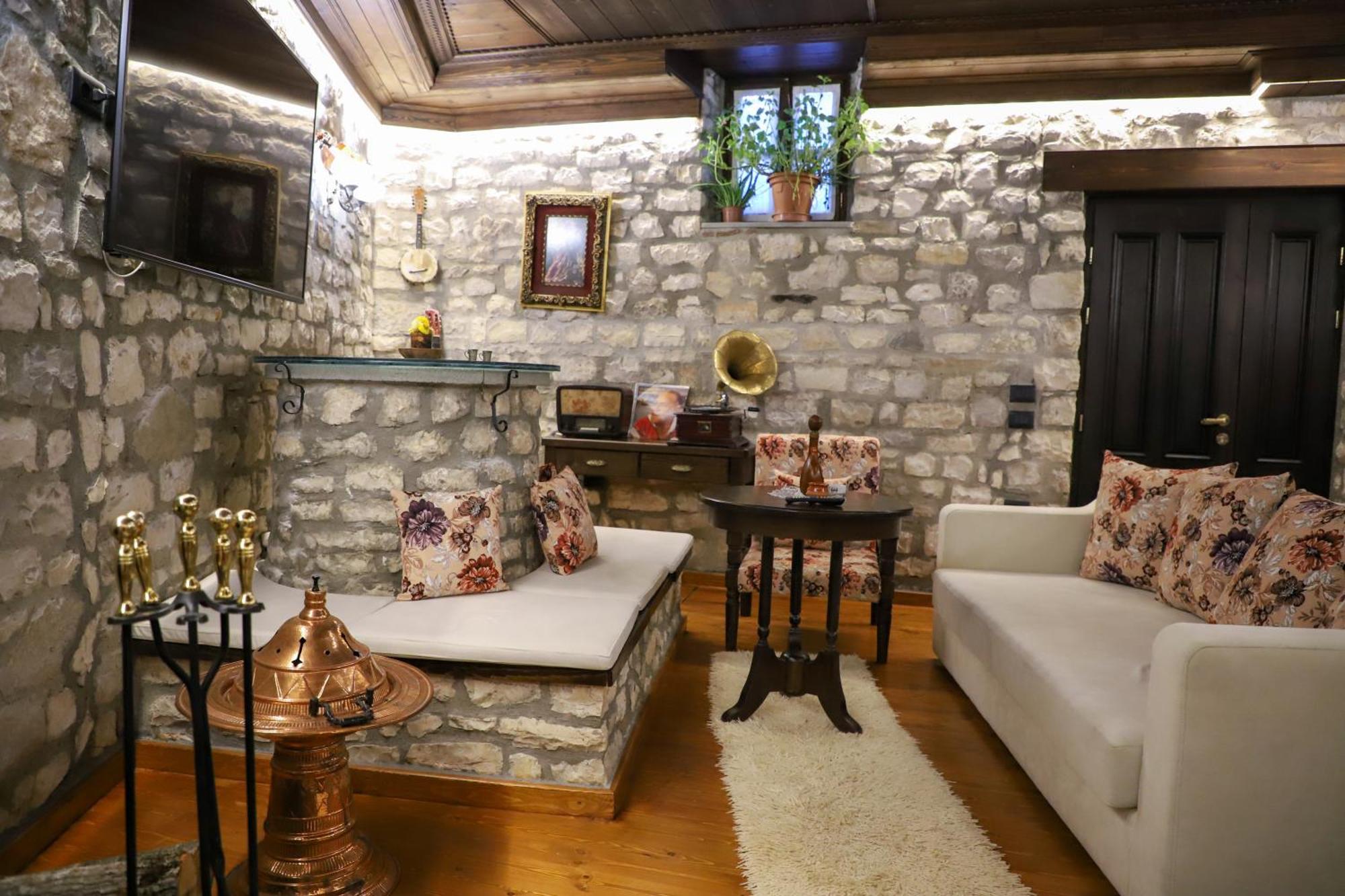 Villa Oda Tomori Berat Bagian luar foto