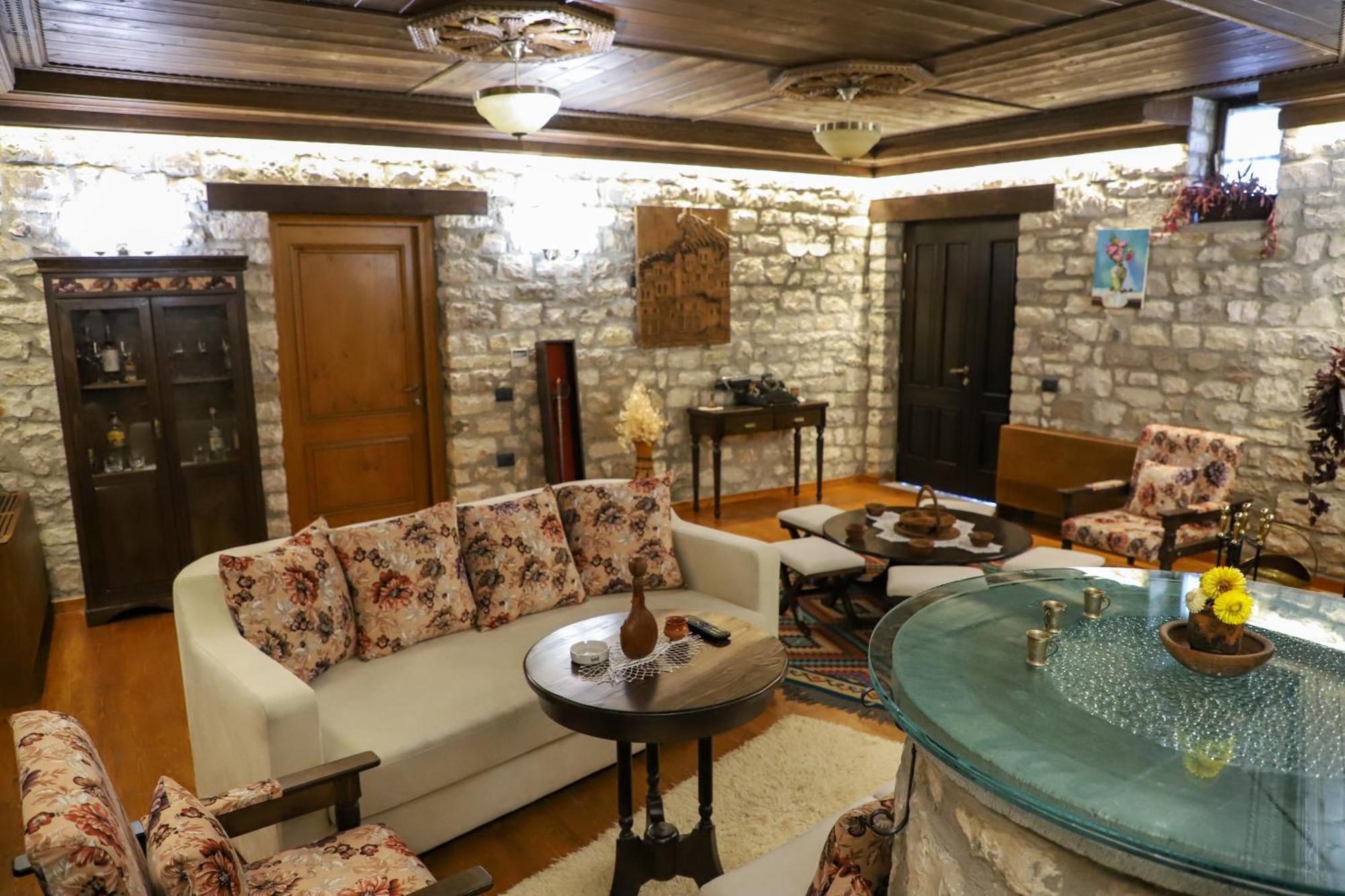 Villa Oda Tomori Berat Bagian luar foto