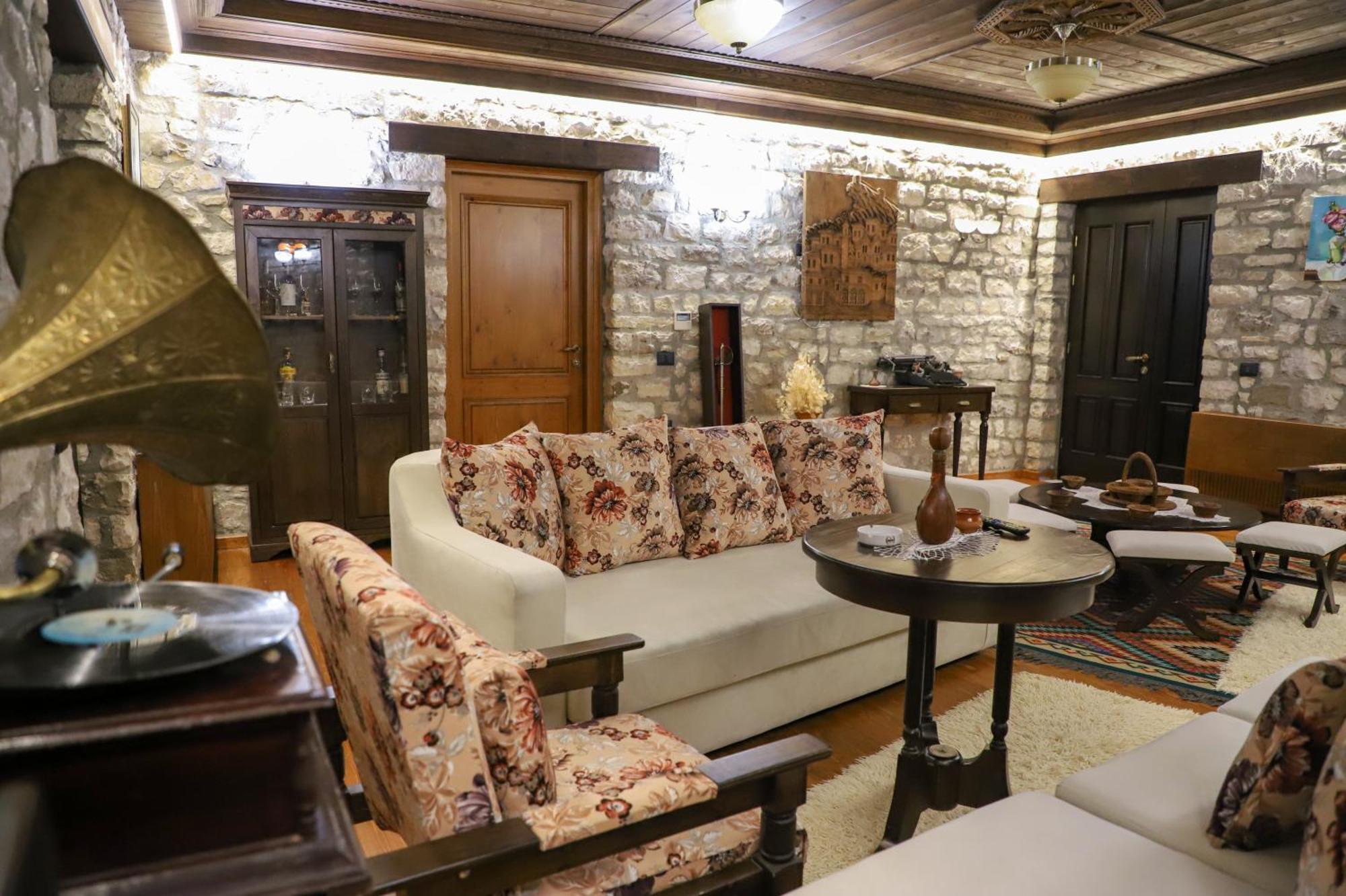Villa Oda Tomori Berat Bagian luar foto
