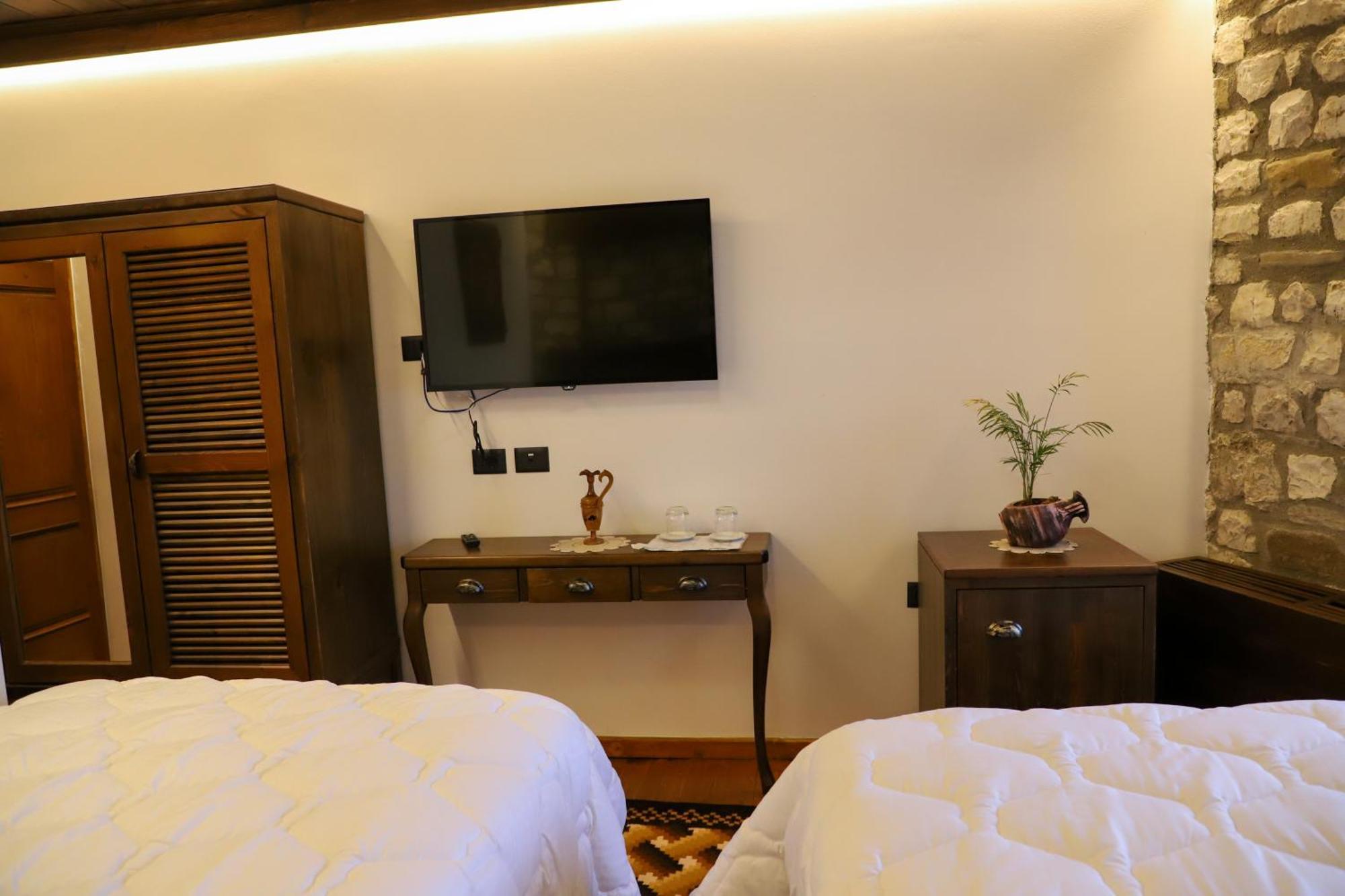 Villa Oda Tomori Berat Bagian luar foto