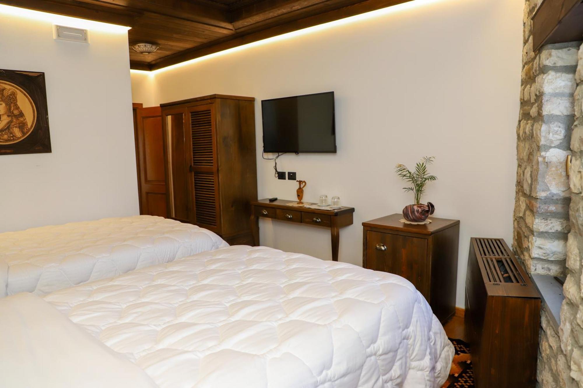 Villa Oda Tomori Berat Bagian luar foto