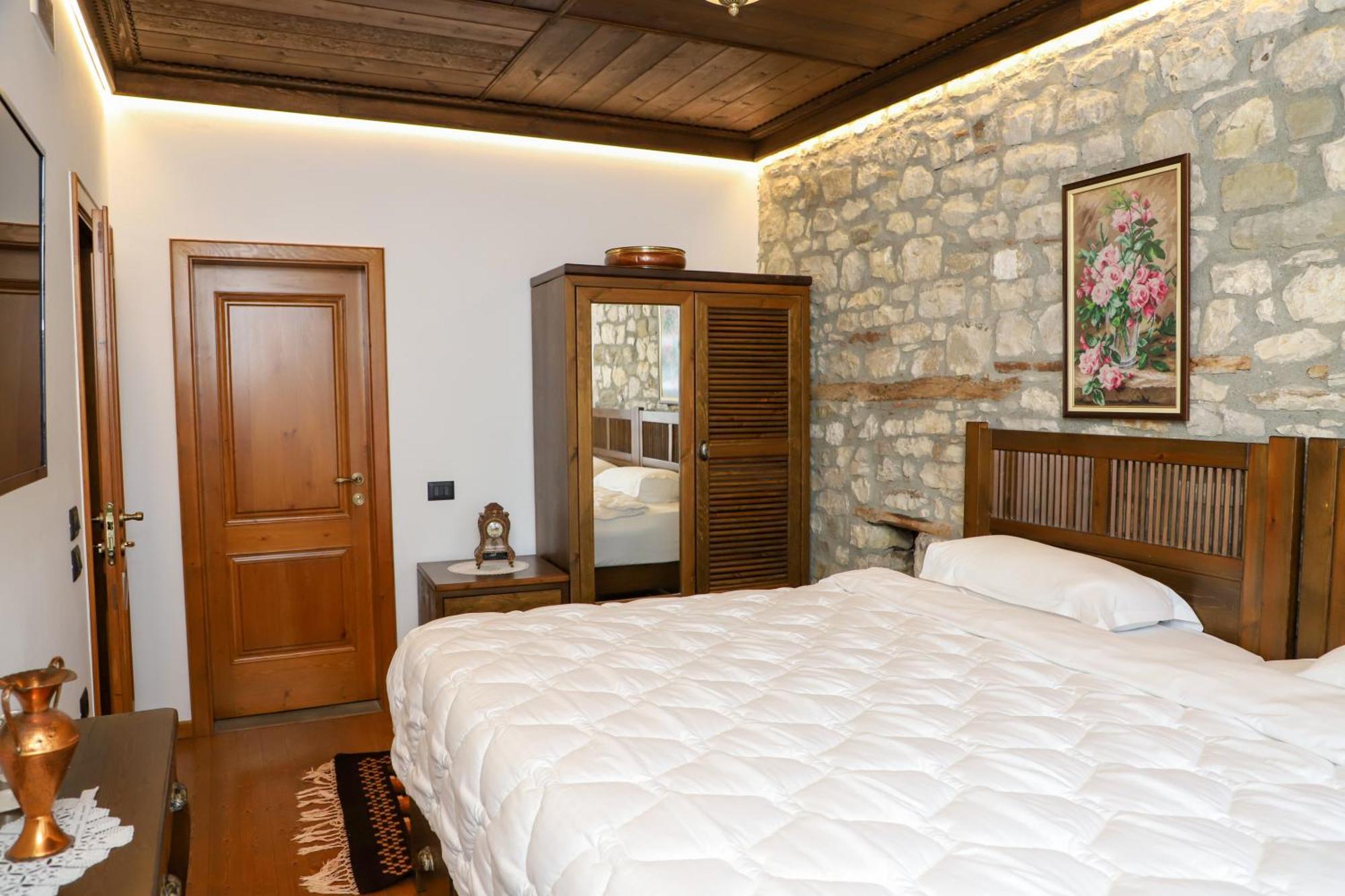 Villa Oda Tomori Berat Bagian luar foto