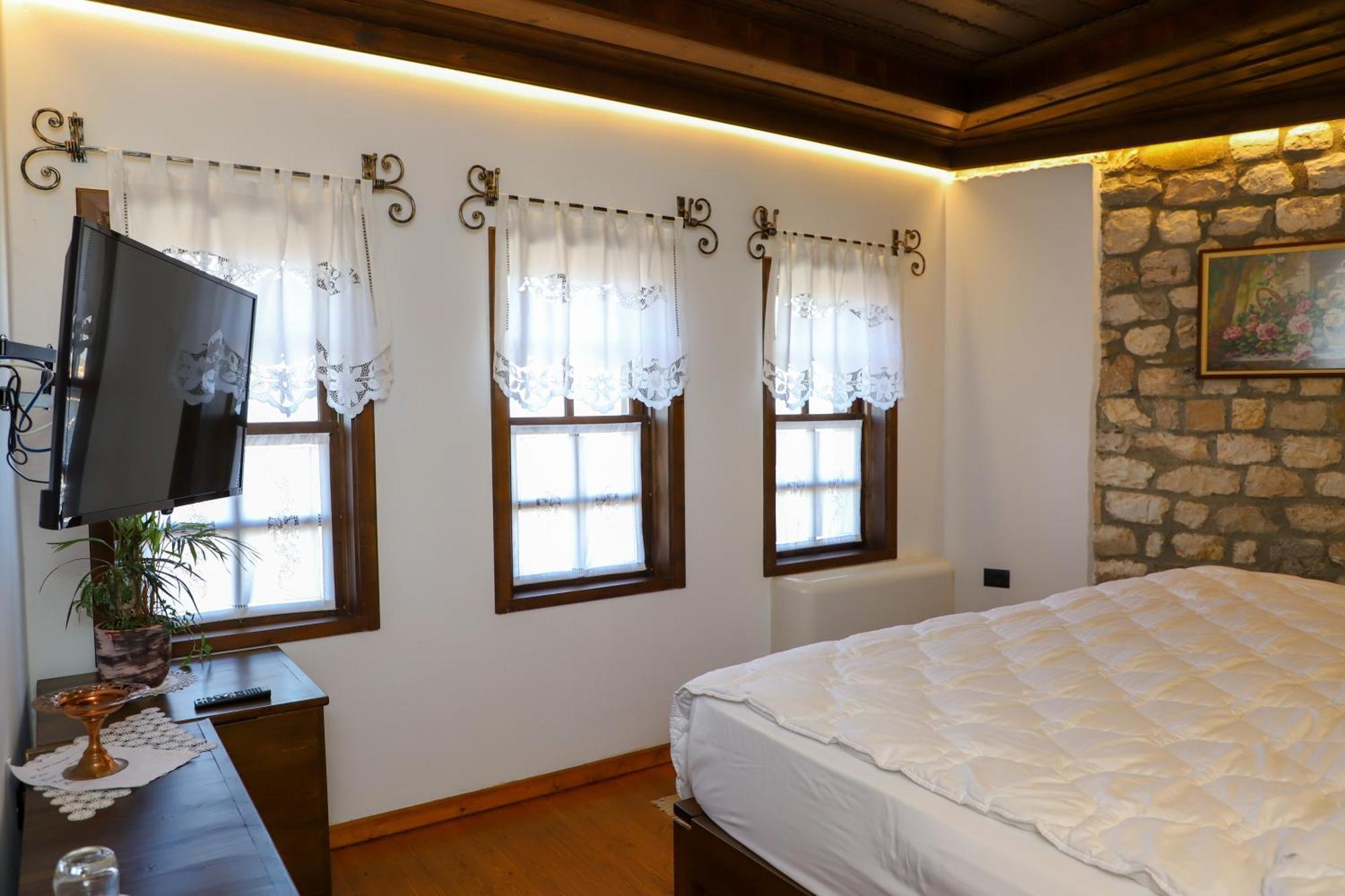Villa Oda Tomori Berat Bagian luar foto